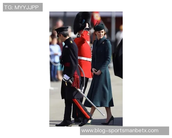 兰德尔娇妻现身主场为老公助威身材保持完美紫色大衣引人注目